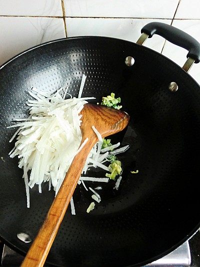 萝卜丝紫菜汤步骤4