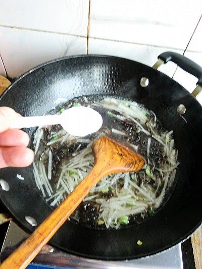 萝卜丝紫菜汤步骤7