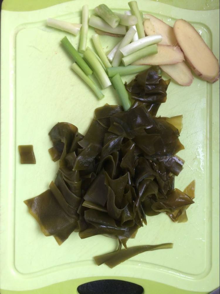 海带枸杞炖鸡步骤2