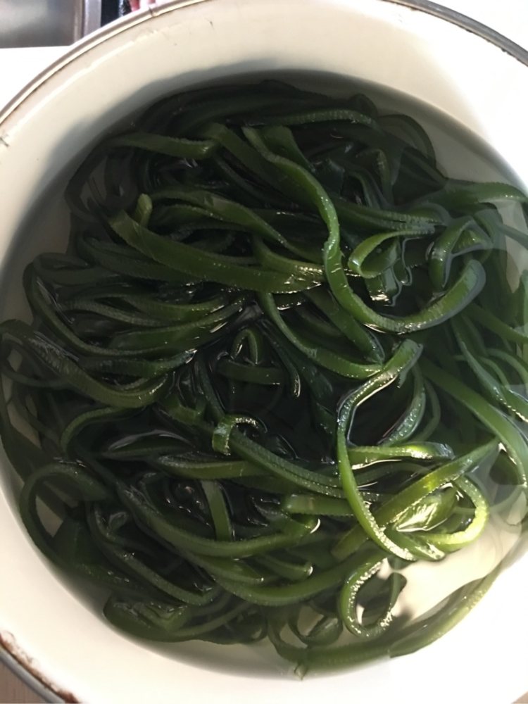 葱油拌海带丝步骤1
