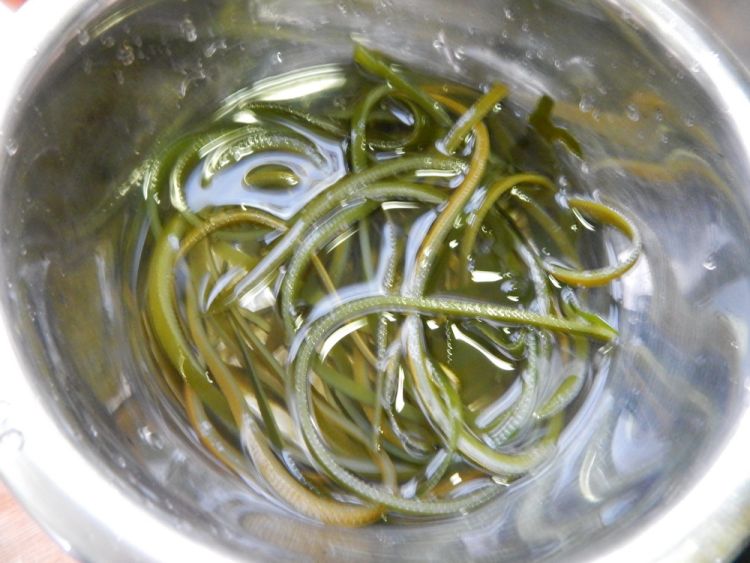 海带豆腐豆皮汤步骤1