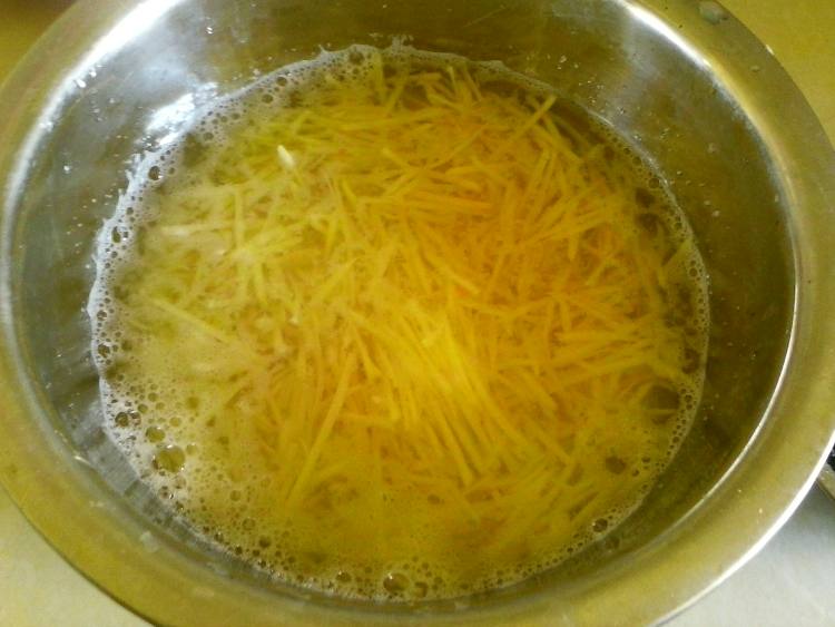 凉拌土豆海带丝步骤1