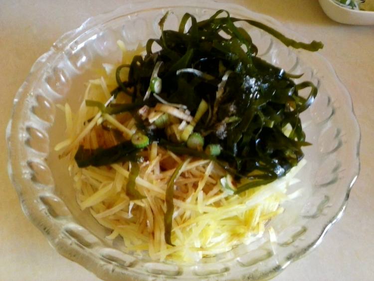 凉拌土豆海带丝步骤6