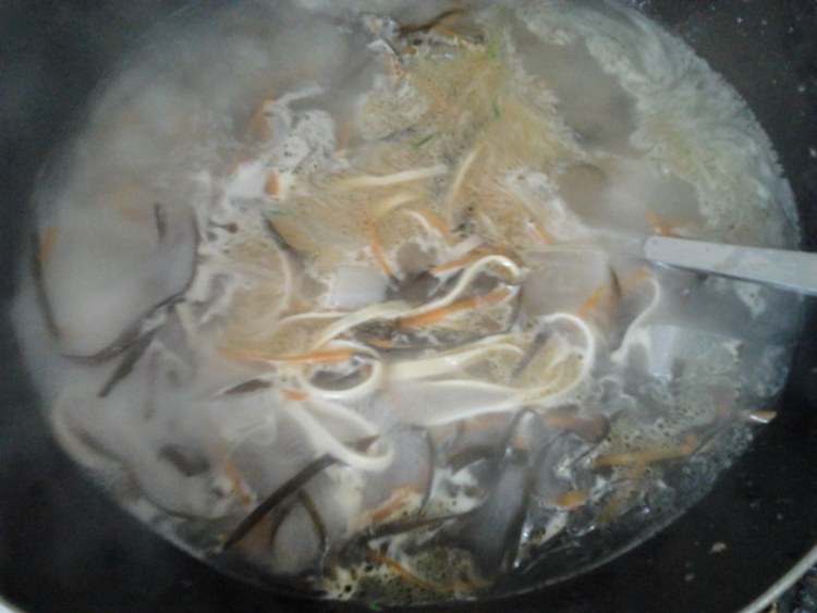 老鸭汤煮粉干步骤4