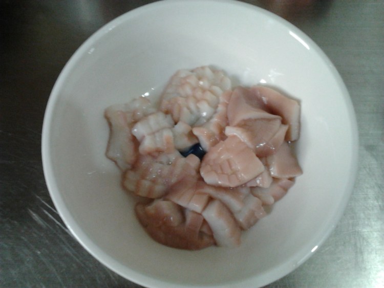 海带鱿鱼煮白果步骤2