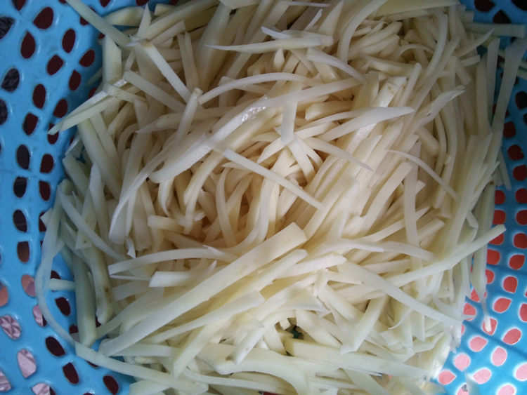 土豆炒海带步骤2
