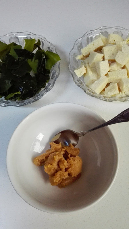 日式豆腐海带味增汤步骤1