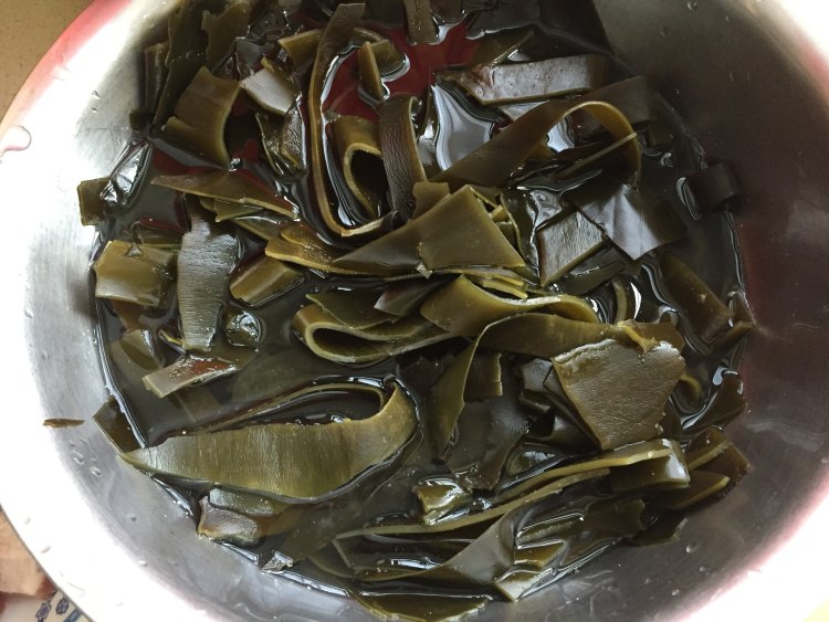 海带烧豆腐皮步骤1