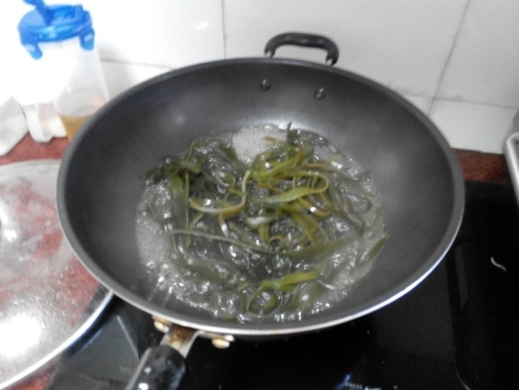 金针菇拌海带丝步骤1