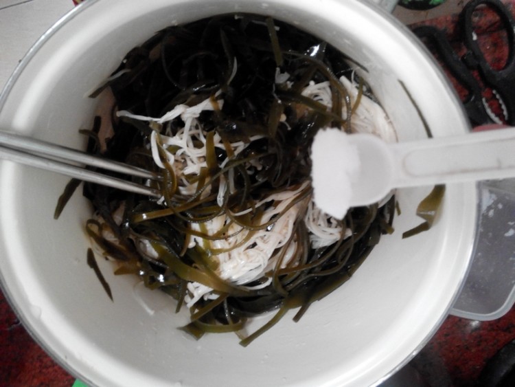 金针菇拌海带丝步骤7