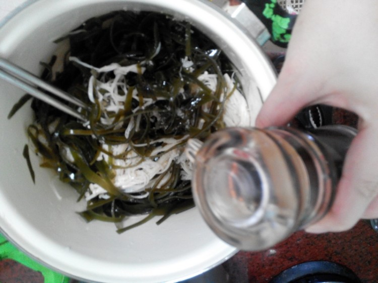 金针菇拌海带丝步骤8