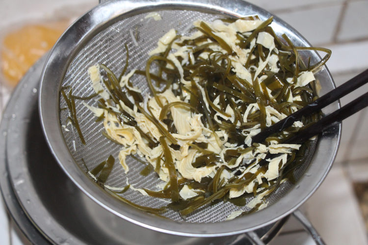 凉拌腐竹海带金针菇步骤6
