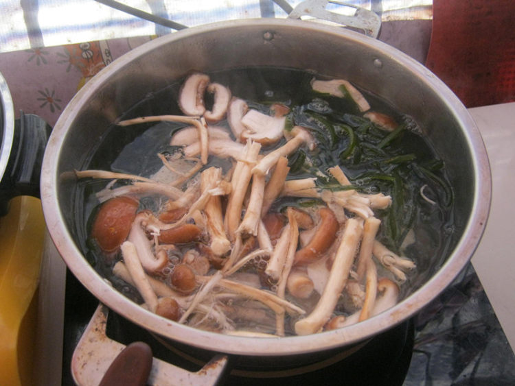 瘦肉双菇海带汤步骤2