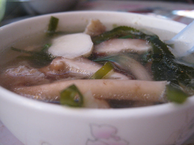 瘦肉双菇海带汤步骤5