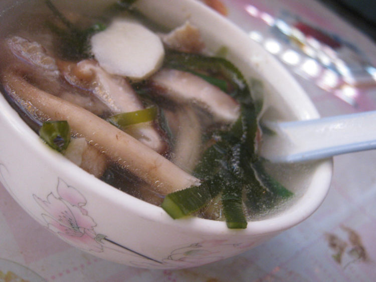 瘦肉双菇海带汤步骤4