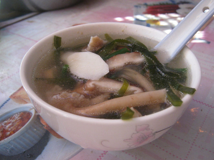 瘦肉双菇海带汤步骤3