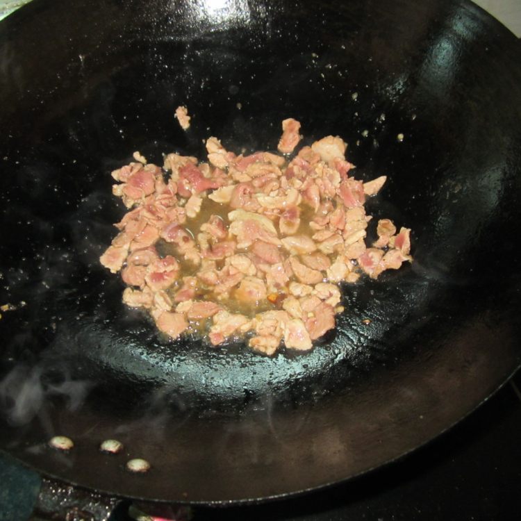 海带油豆腐丝炒肉步骤3