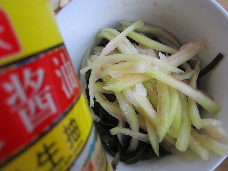 西瓜皮拌海带丝步骤7