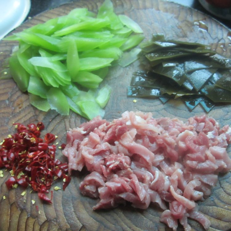 莴笋海带炒肉步骤2