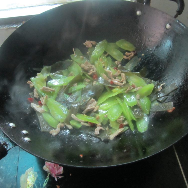 莴笋海带炒肉步骤9
