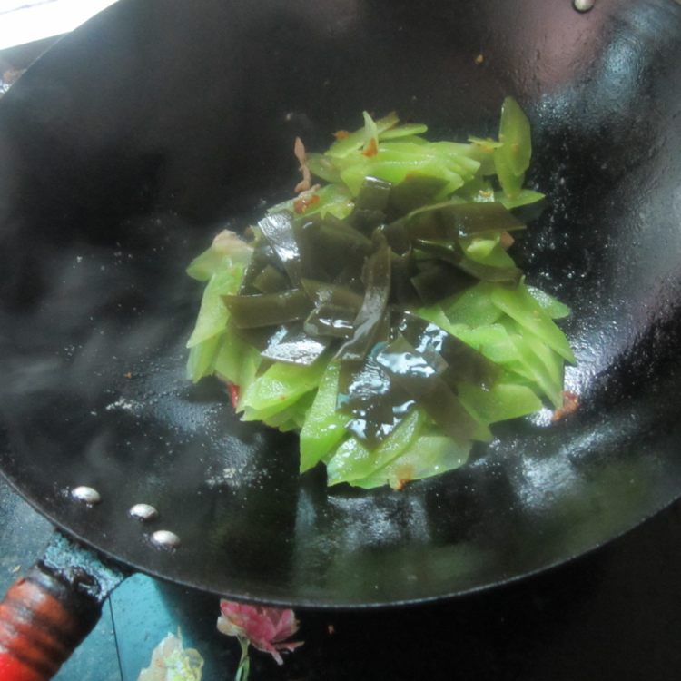 莴笋海带炒肉步骤7