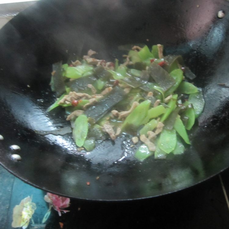 莴笋海带炒肉步骤11
