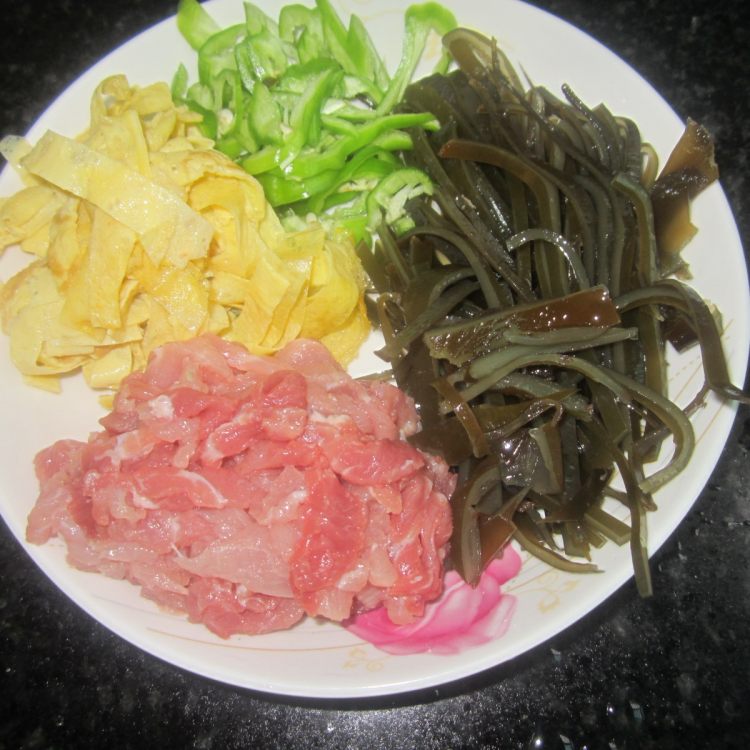 鸡蛋海带肉丝步骤2