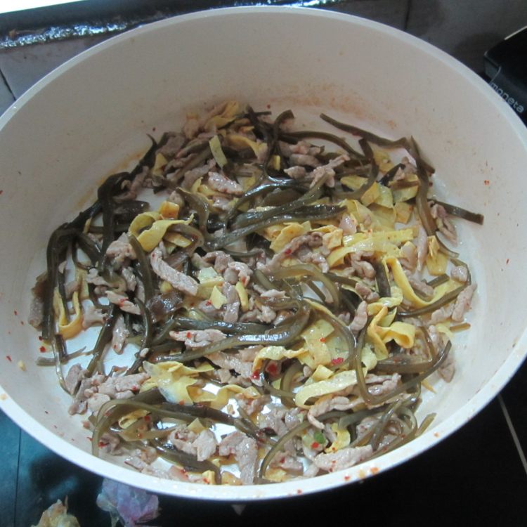 鸡蛋海带肉丝步骤8