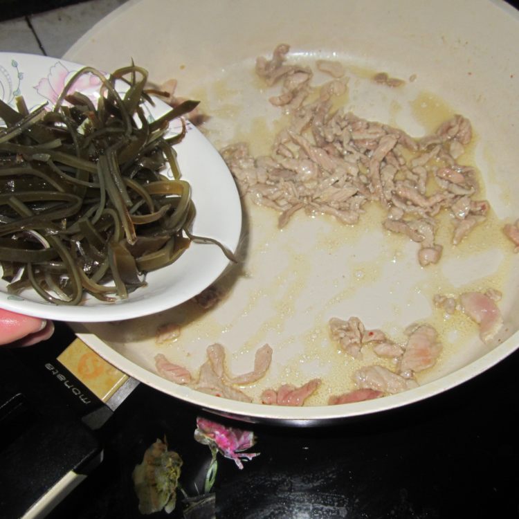 鸡蛋海带肉丝步骤5