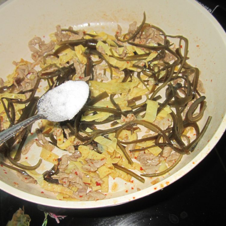 鸡蛋海带肉丝步骤7