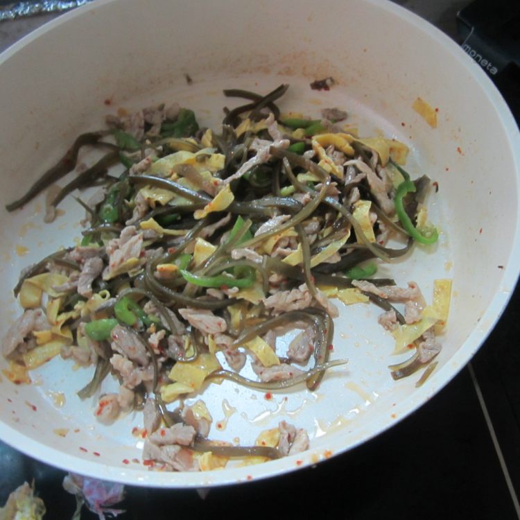 鸡蛋海带肉丝步骤11