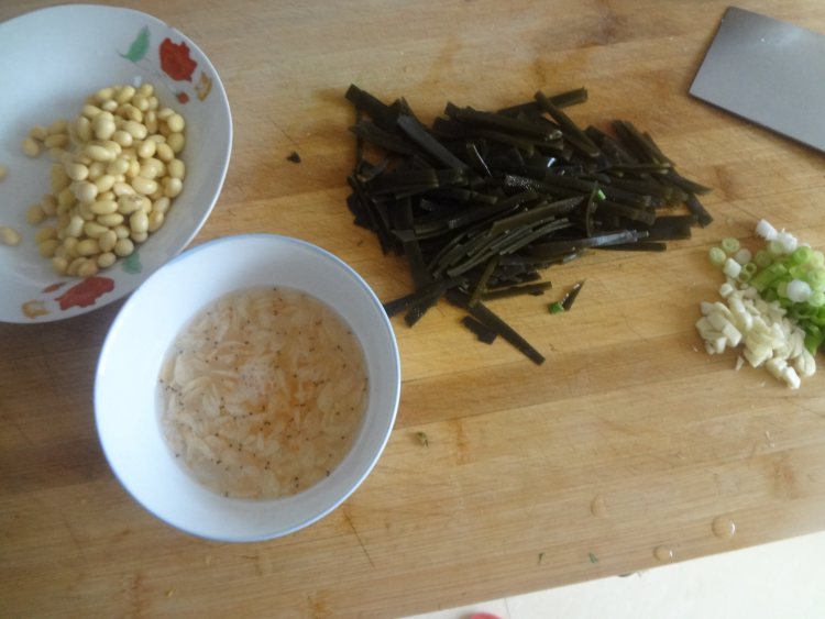 黄豆虾皮海带营养汤步骤1