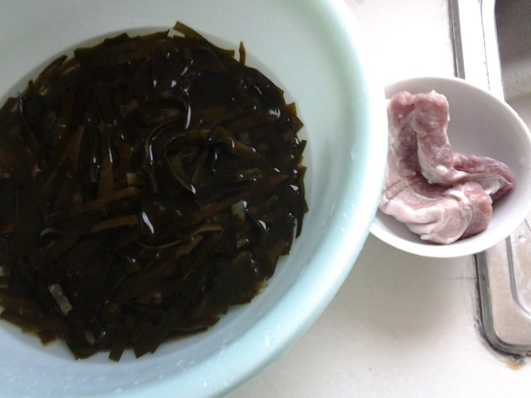 五花肉烧海带步骤1