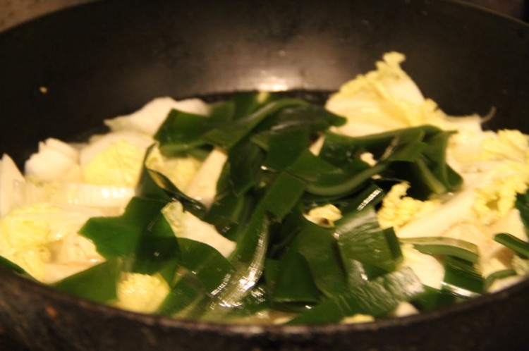 冻豆腐海带白菜汤步骤7