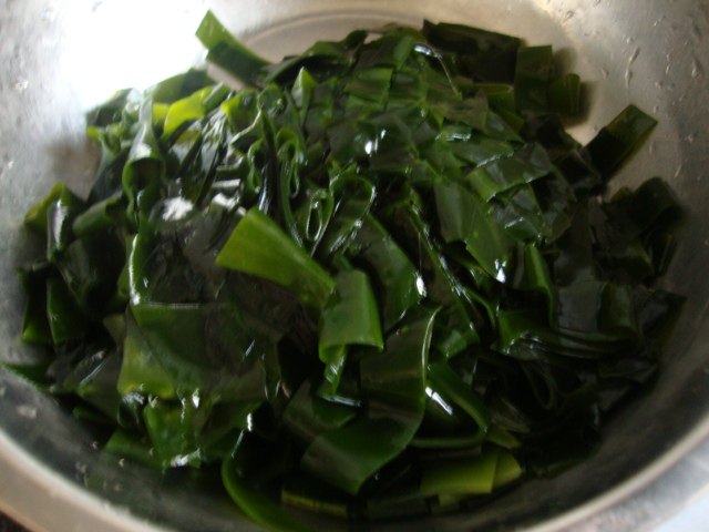 肉片胡萝卜炖海带步骤1