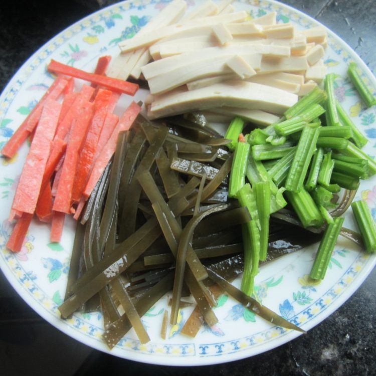 芹菜烤肠海带丝步骤1