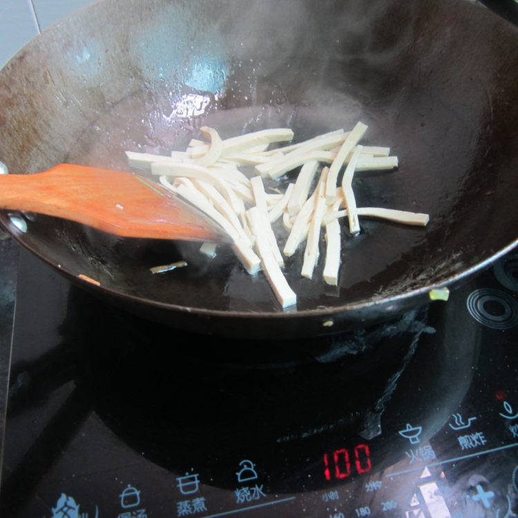 芹菜烤肠海带丝步骤2