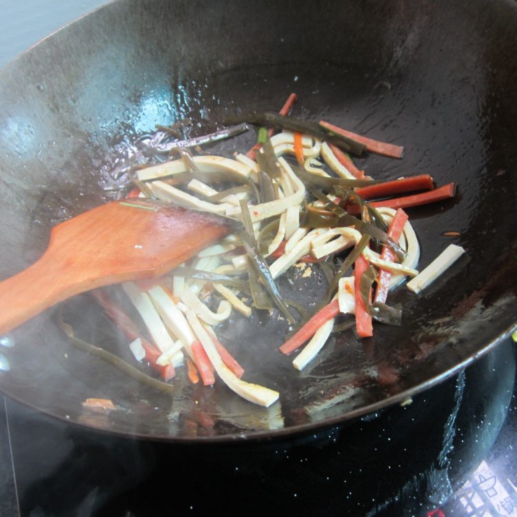 芹菜烤肠海带丝步骤7
