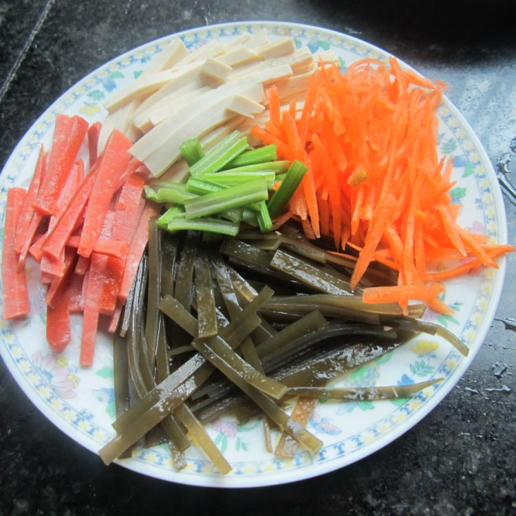 鱼香烤肠海带豆腐丝步骤1