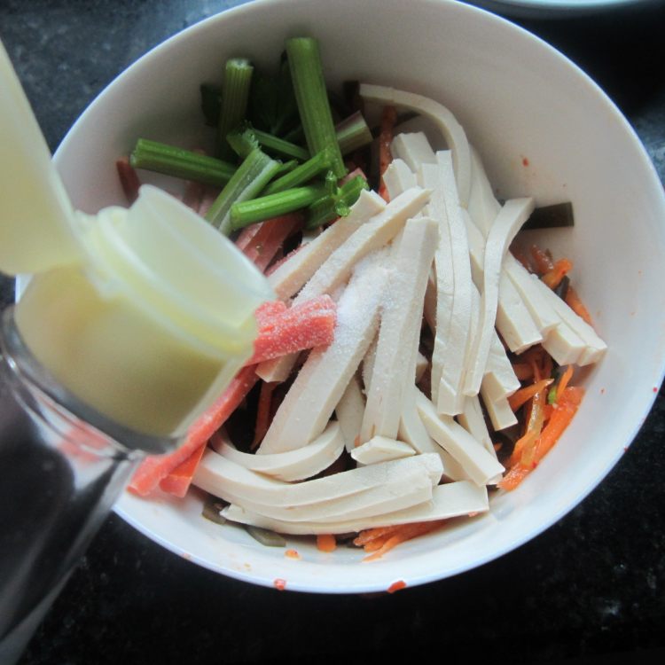 鱼香烤肠海带豆腐丝步骤3