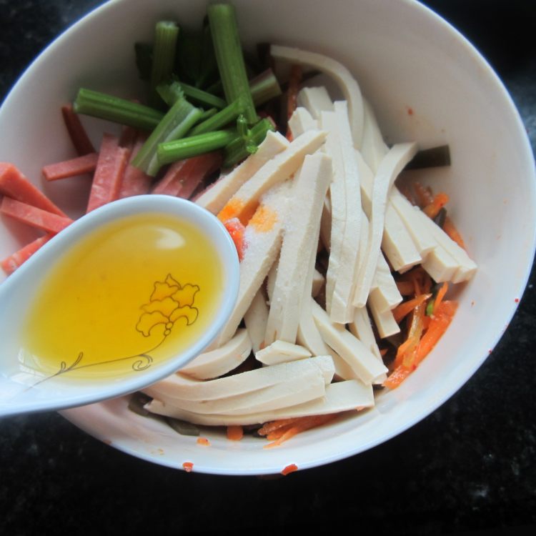 鱼香烤肠海带豆腐丝步骤5