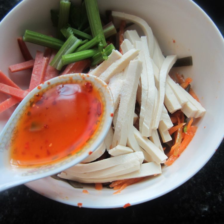 鱼香烤肠海带豆腐丝步骤4