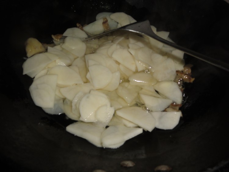 土豆片炒海带条步骤6