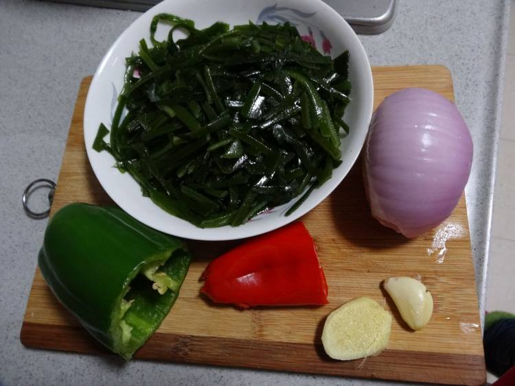 海带炒肉糜步骤1