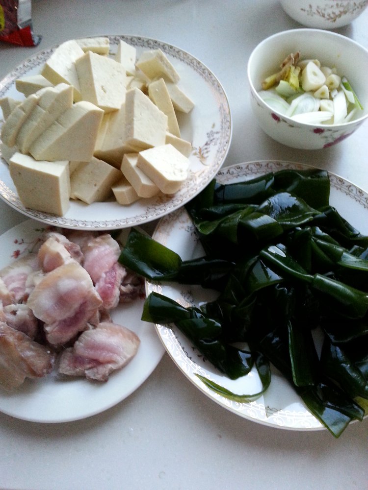 五花肉炖海带扣豆腐步骤1