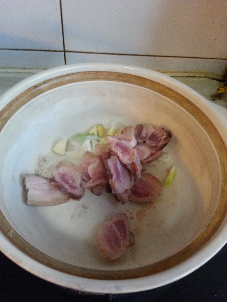 五花肉炖海带扣豆腐步骤3