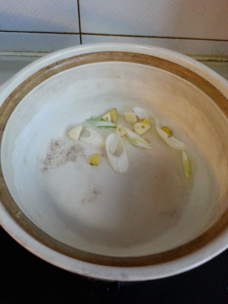 五花肉炖海带扣豆腐步骤2