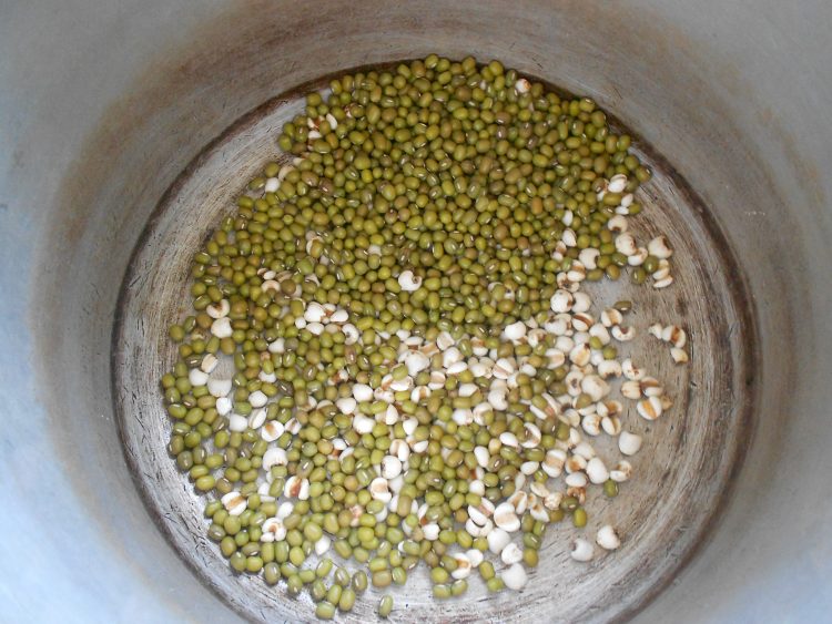 绿豆薏仁海带排骨汤步骤1