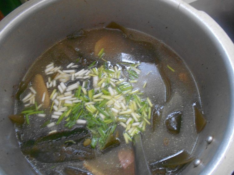 绿豆薏仁海带排骨汤步骤10