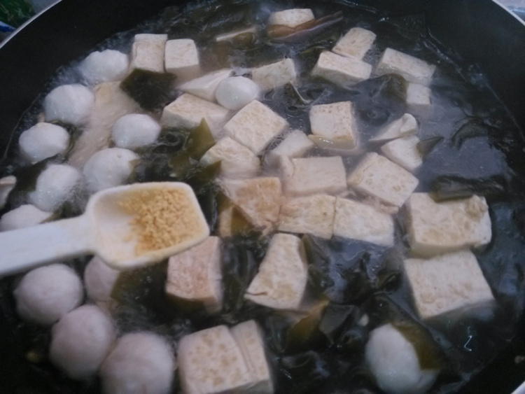 海带豆腐鱼丸汤步骤12